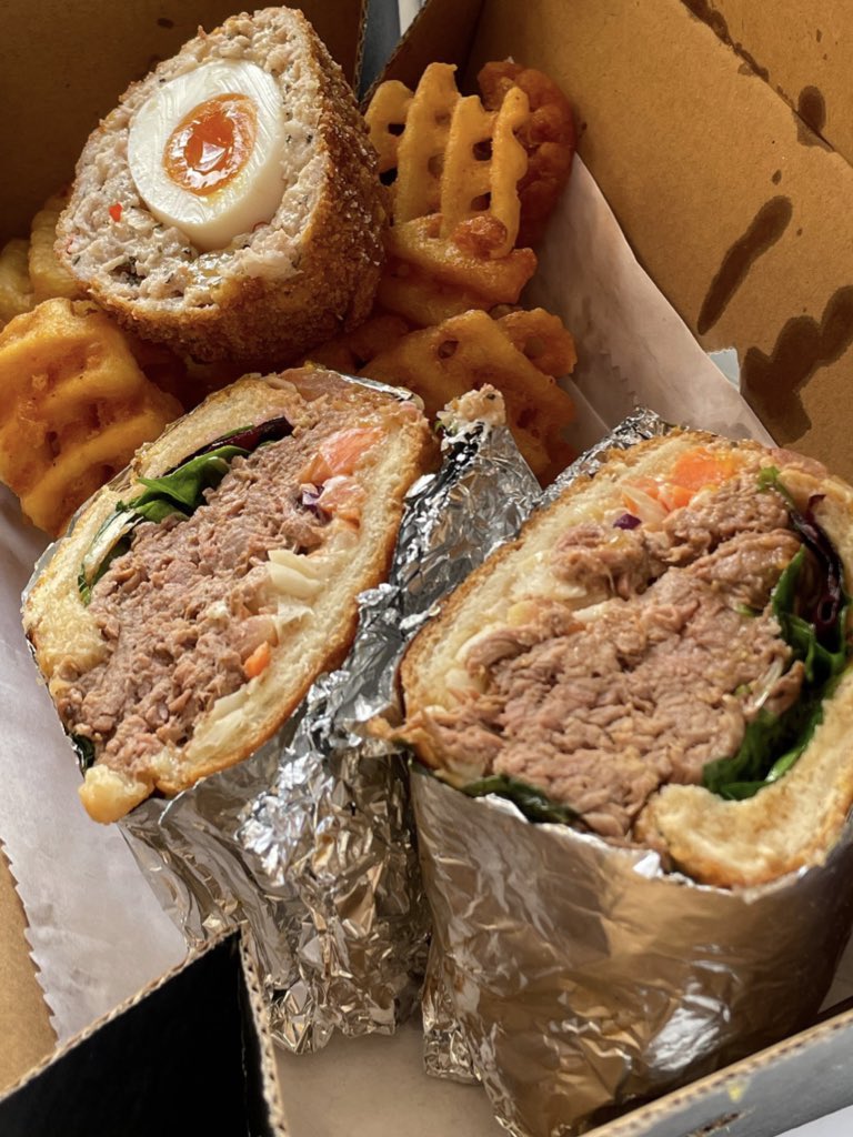 FootyScran's tweet image. Soy &amp;amp; Honey Beef Brisket Size 7 sandwich with Waffle Chips and a Scotch Egg at Grimsby Town (@officialgtfc @SlipwayG) 

💷 £8.50