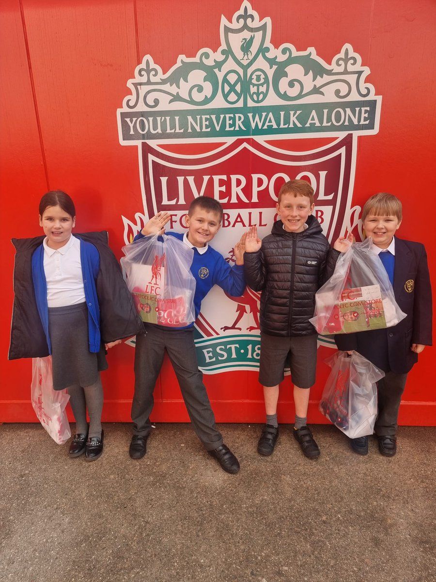 Flomellynews's tweet photo. Another fantastic memory made with @Red_Neighbours! An afternoon these #flomelly pupils will remember forever! #flomellyculturalcapital https://t.co/IplmMoNgqS