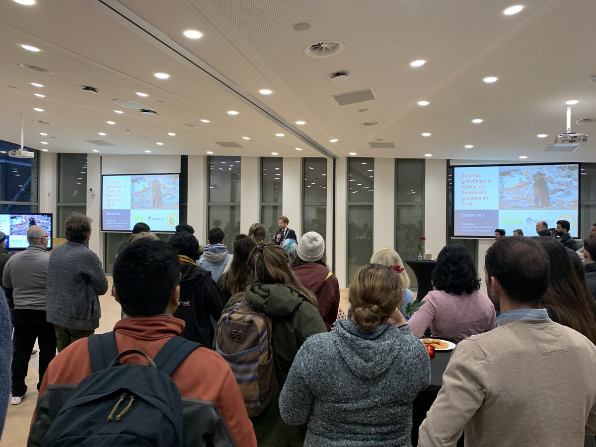 Mooi om te zien hoeveel mensen er bijeen zijn in het stadhuis om steun te betuigen aan de slachtoffers en nabestaanden van de aardbeving. Hartverscheurend en hartverwarmend ineen #wageningen