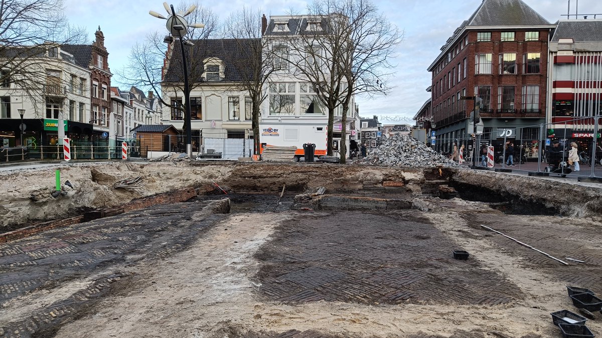 nykledijkstra's tweet photo. Exclusief kijkje bij de opgravingen in het centrum van Leeuwarden, waar restanten van het middeleeuwse waaggebouw zijn gevonden. https://t.co/s98tnLsYSQ