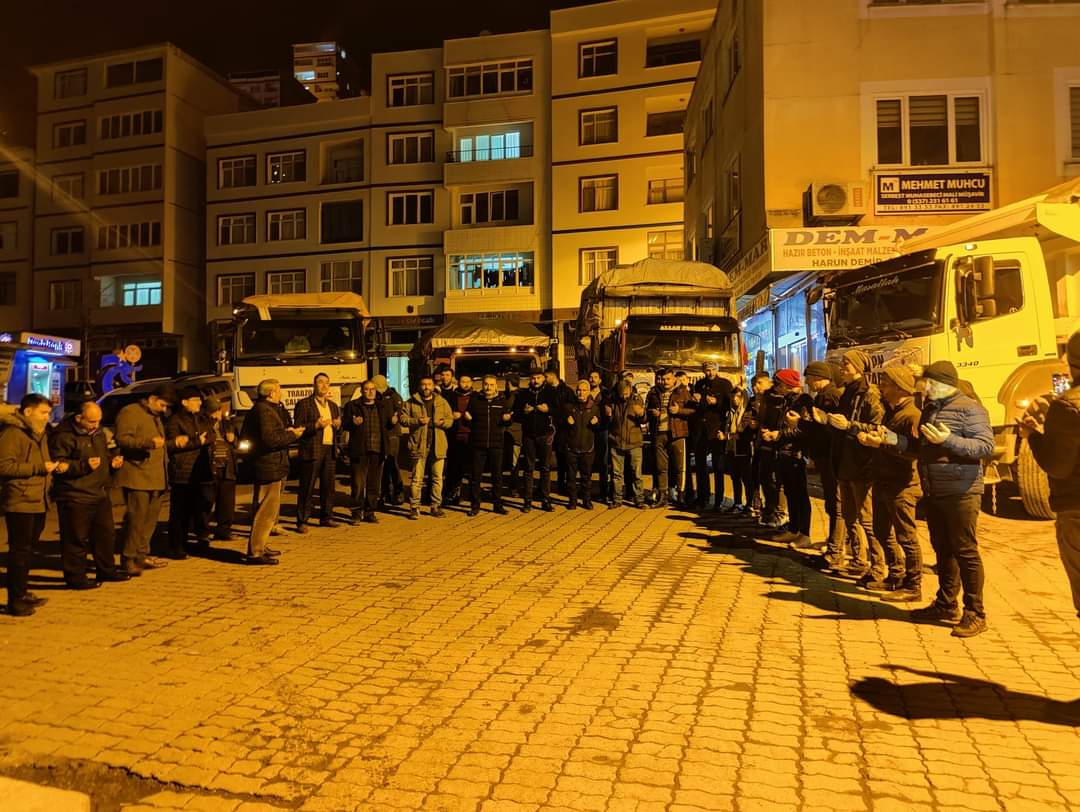 📍Şalpazarı 

Trabzon depremzedelerin yanında🇹🇷

Şalpazarı ilçemizden insani yardım malzemesi taşıyan 8 tır ve 1 kamyon deprem bölgesine uğurlandı.

#deprem 
#DevletMilletElele 
#BirlikteGüçlüyüz