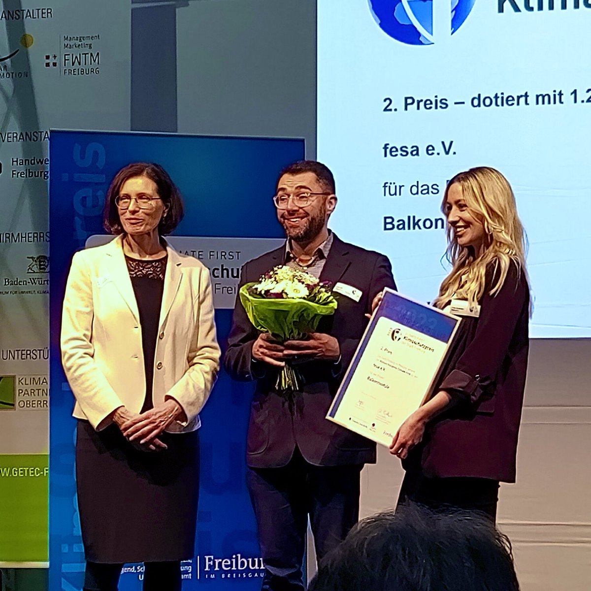 Wir haben auf der <a href="/GetecF/">GETEC Freiburg</a> zusammen mit dem #fesa e.V. &amp; Solare Zukunft den 2. „#Klimaschutz-Preis Climate First“ für unser #Balkonsolar Upcycling Projekt bekommen.

ℹ️ balkon.solar/balkonkraftwer…

#freiburg #getec #diy #maker