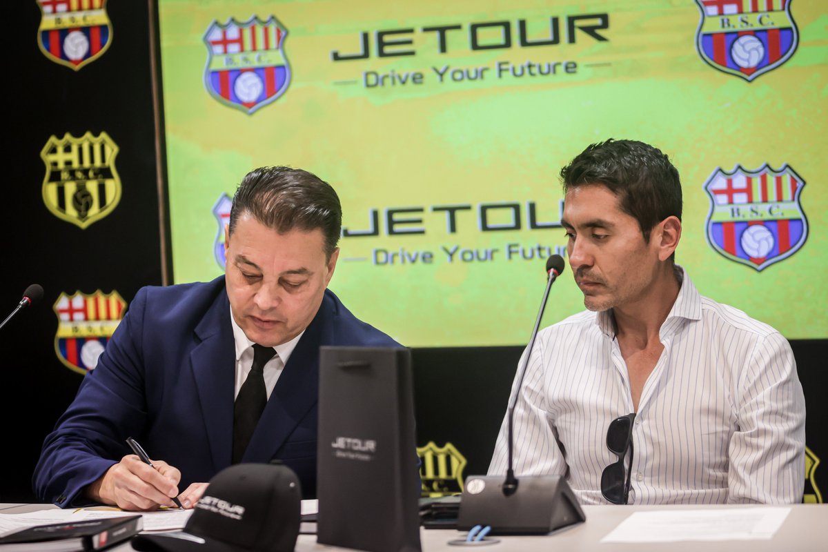 BarcelonaSC's tweet photo. 👔🎙️ Presidente Carlos @AlfaroMoreno: "Estamos inmensamente agradecidos con Juan Carlos Roldán, Presidente del Grupo Roldán, por este auspicio de un año con #JetourEcuador"
▶️ https://t.co/Peyqj3yjh6 https://t.co/TBIsNzRmw5