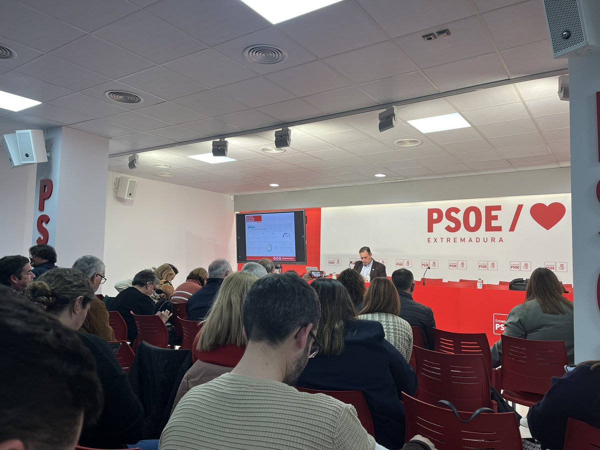 RafaRubioM's tweet photo. Aprender de compañeros como @JoseantonioJun también es un buen plan para el viernes tarde. Pensando en las próximas elecciones municipales y autonómicas. @psoeex 

#ComunicaciónAvispada https://t.co/eKdc33ehHp