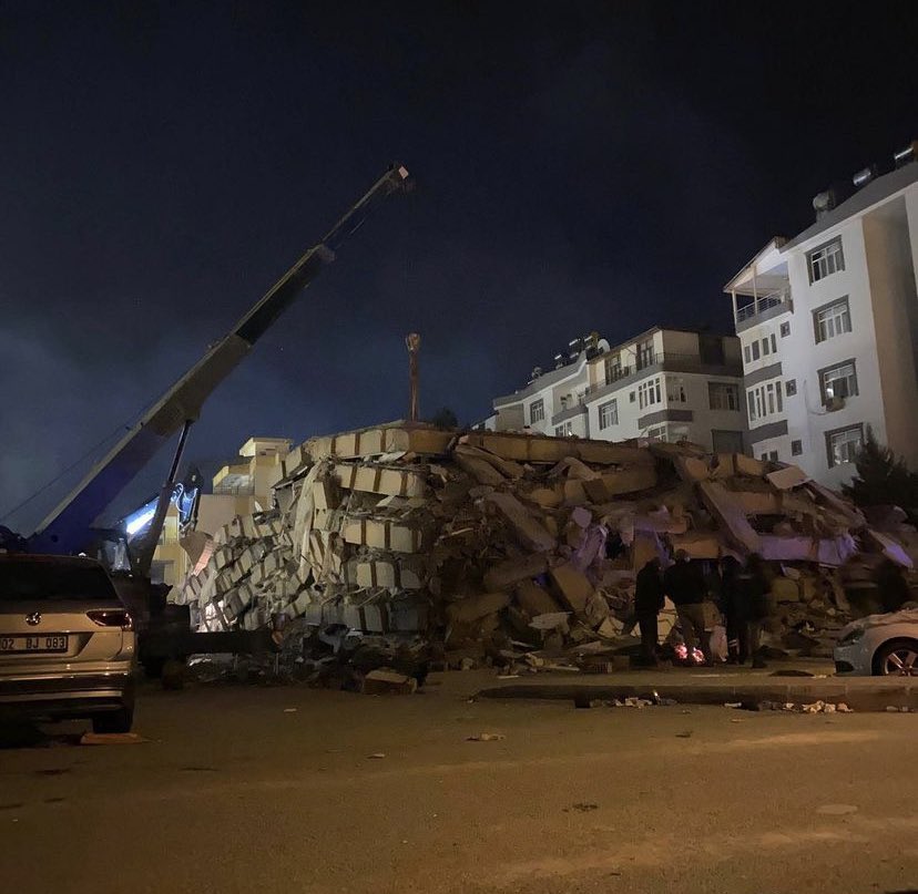 cikcikkci's tweet photo. !!!ADIYAMAN’IN ACİL ÇADIRA İHTİYACI VAR!!!!
Tüm şehir ceset kokuyor ve enkazdan sağ çıkan insanlar kaldırımda uyuyorlar. Gerçi ne yazık ki ne uyudukları uyku ne de boğazlarına iki lokma bir şey girebiliyor!!!
#adiyamandeprem #ADIYAMAN #AdıyamanaAcilCadır https://t.co/DXHQF3ItRF