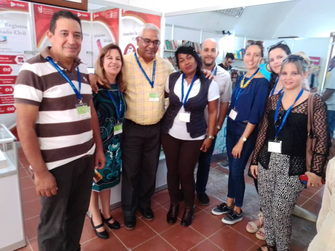 Oscar_CubaTSP's tweet photo. Ahora visitamos los stand de @CubaMinjus y @ONBC_CUBA en #FILHCuba2023. Una excelente oportunidad para promover bibliografía especializada, la legislación actualizada del país y los servicios notariales y  registrales. @MMarreroCruz @InesMChapman @AlpidioAlonsoG @DoejoLillia https://t.co/aFgZ3McaJK
