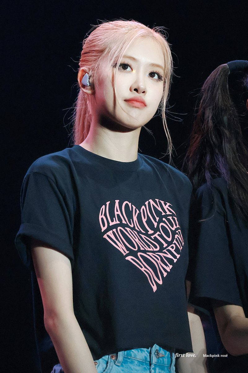 spiderjsoo's tweet photo. Feliz cumple a una de mis más grandes inspiraciones, se convirtió en mi wrecker porque me he identificado mucho con ella y me hace mucho reír, al igual que las demás chicas, es un ejemplo a seguir 🤍

DAZZLING ROSÉ TURNS 26
#EasyToLoveROSÉDay
#자_오늘밤이야_해피_로제데이 https://t.co/lgaX1hxn4P