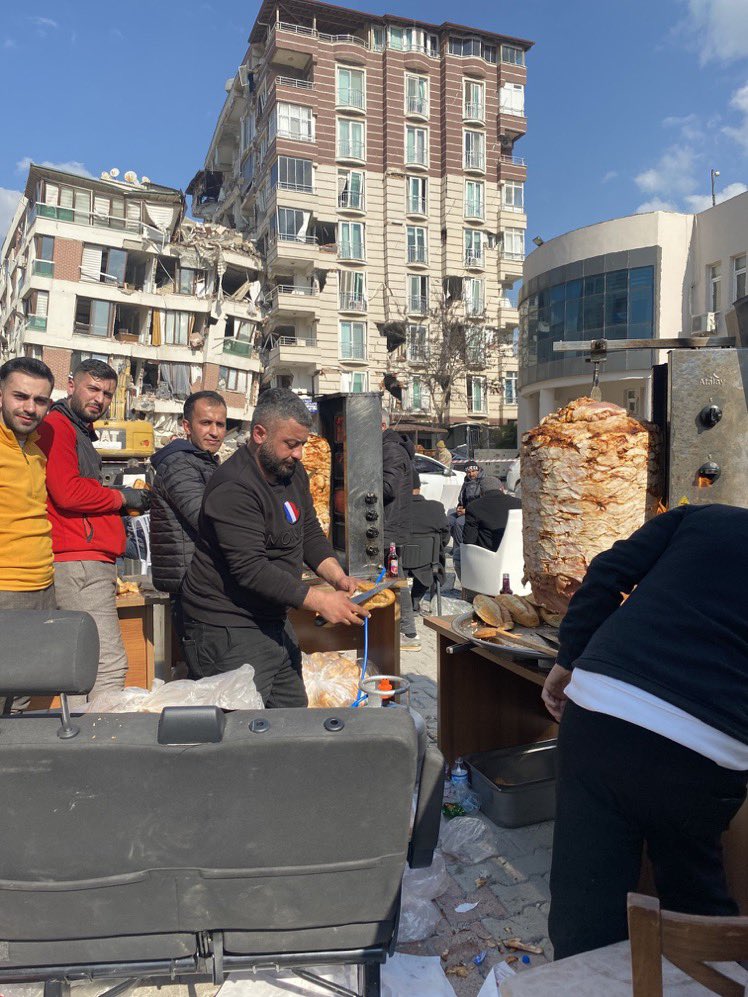 Kâinatta tek Türk kalsa dahi orada umut vardır! Allah razı olsun abi.
#Deprem
