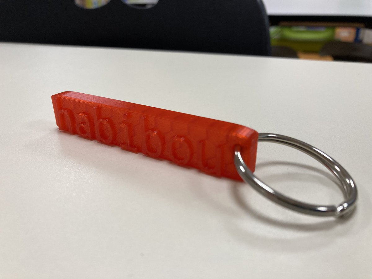 RossignolLorene's tweet image. #fablabalecole les élèves modélisent leur porte-clef et l’imprime.