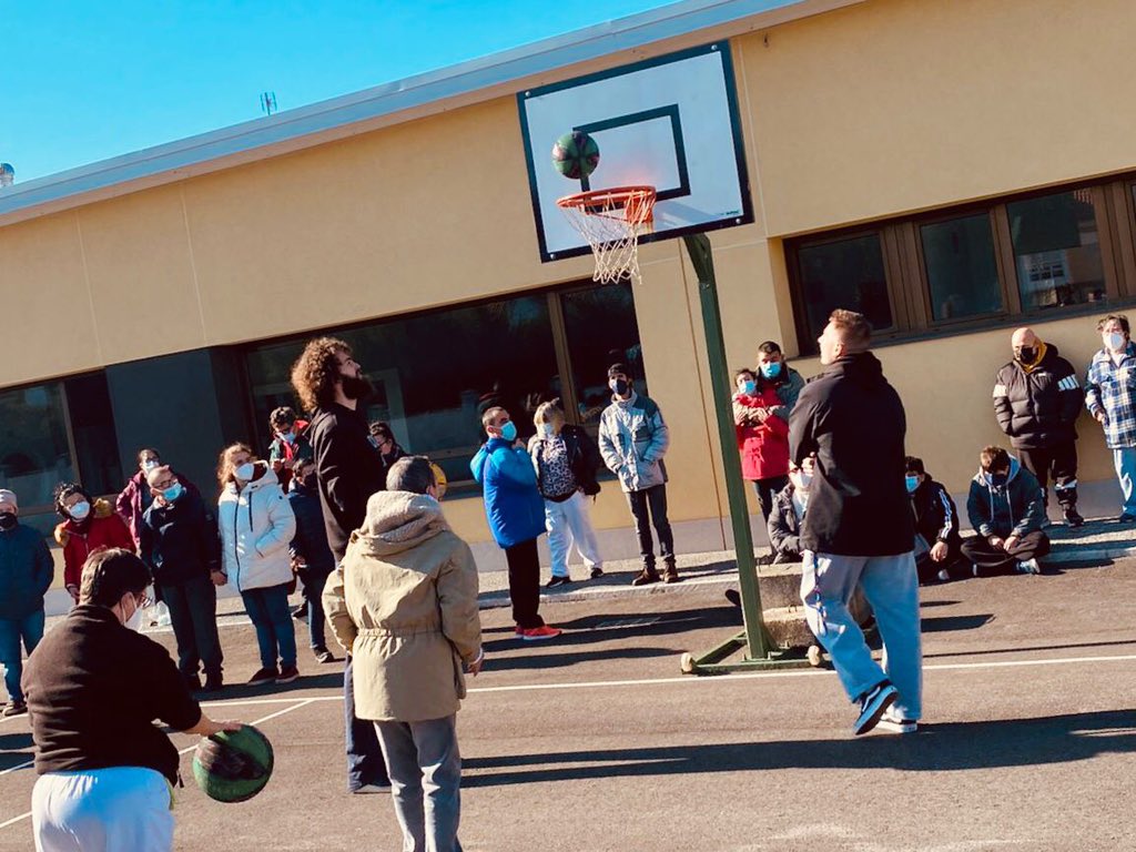 CirculoGijon's tweet photo. ¡Hoy hemos hecho una visita muy especial al Sanatorio Marítimo!

Nuestros jugadores @_angelmoro @AlexNavas44 y Filip han ido agradecer el ánimo que nos dan en todos los partido ❤️

¡Es un placer pasar tiempo con vosotr@s, tenemos muchas ganas de volver!

¡Nos vemos en el Palacio! https://t.co/VvhN6TYP6Y