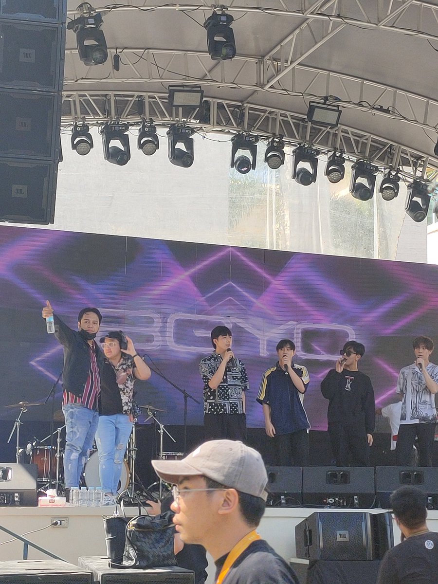 saranghangelo's tweet photo. had to watch their sound check at 2pm in the afternoon [tirik na tirik ang araw beh]. Well, it's BGYO and it's my first time seeing them so talagang pumunta na ako agad ng Piyu to watch their rehearsal 🥺🤍

[ ang popogi at ang gagaling nila pls ] @BGYO_members https://t.co/IIG2nNsMDG