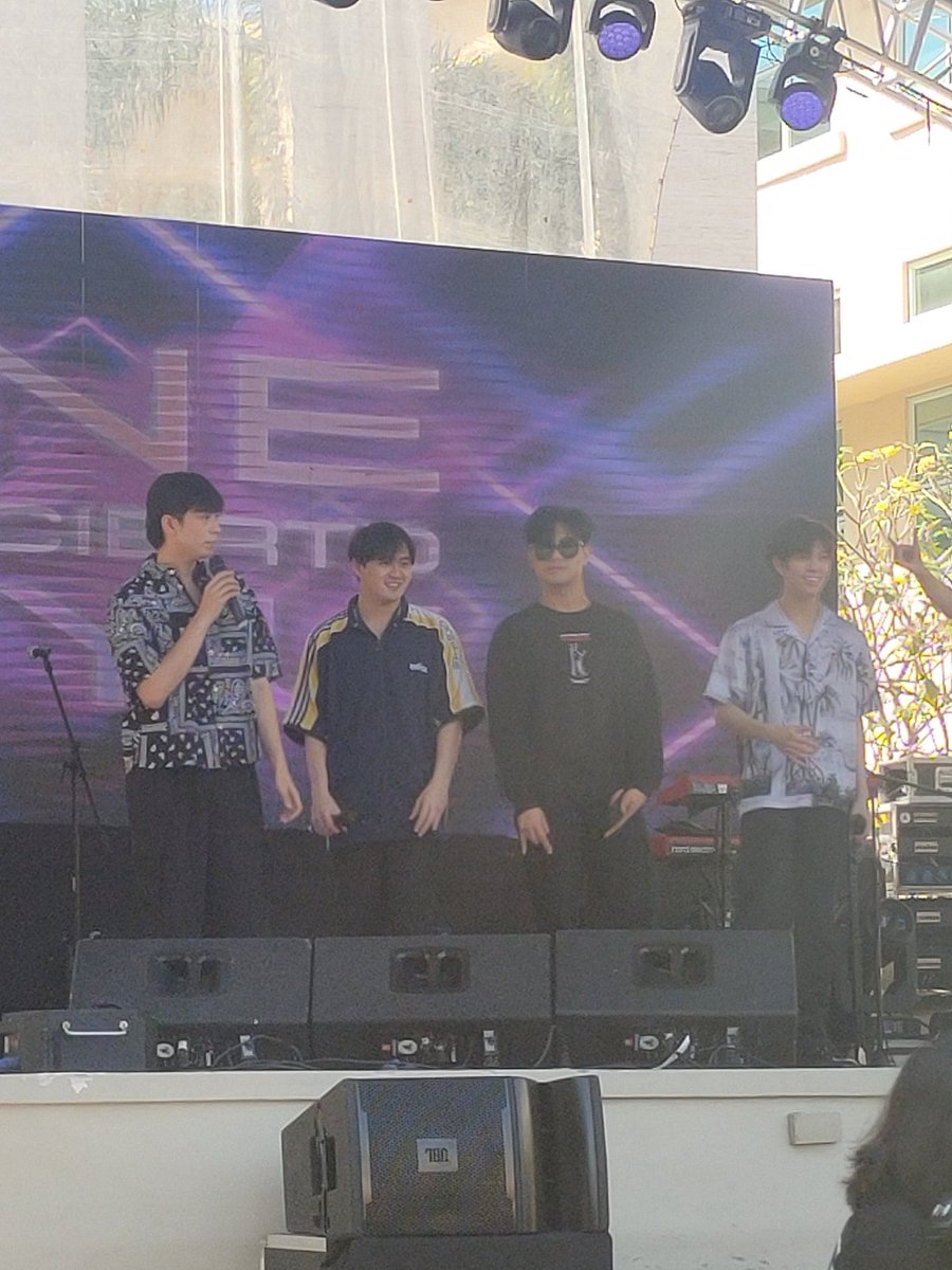 saranghangelo's tweet photo. had to watch their sound check at 2pm in the afternoon [tirik na tirik ang araw beh]. Well, it's BGYO and it's my first time seeing them so talagang pumunta na ako agad ng Piyu to watch their rehearsal 🥺🤍

[ ang popogi at ang gagaling nila pls ] @BGYO_members https://t.co/IIG2nNsMDG