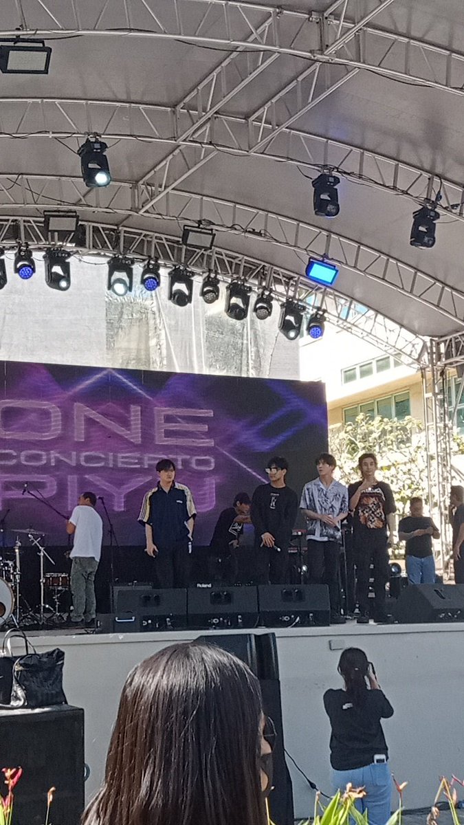 saranghangelo's tweet photo. had to watch their sound check at 2pm in the afternoon [tirik na tirik ang araw beh]. Well, it's BGYO and it's my first time seeing them so talagang pumunta na ako agad ng Piyu to watch their rehearsal 🥺🤍

[ ang popogi at ang gagaling nila pls ] @BGYO_members https://t.co/IIG2nNsMDG