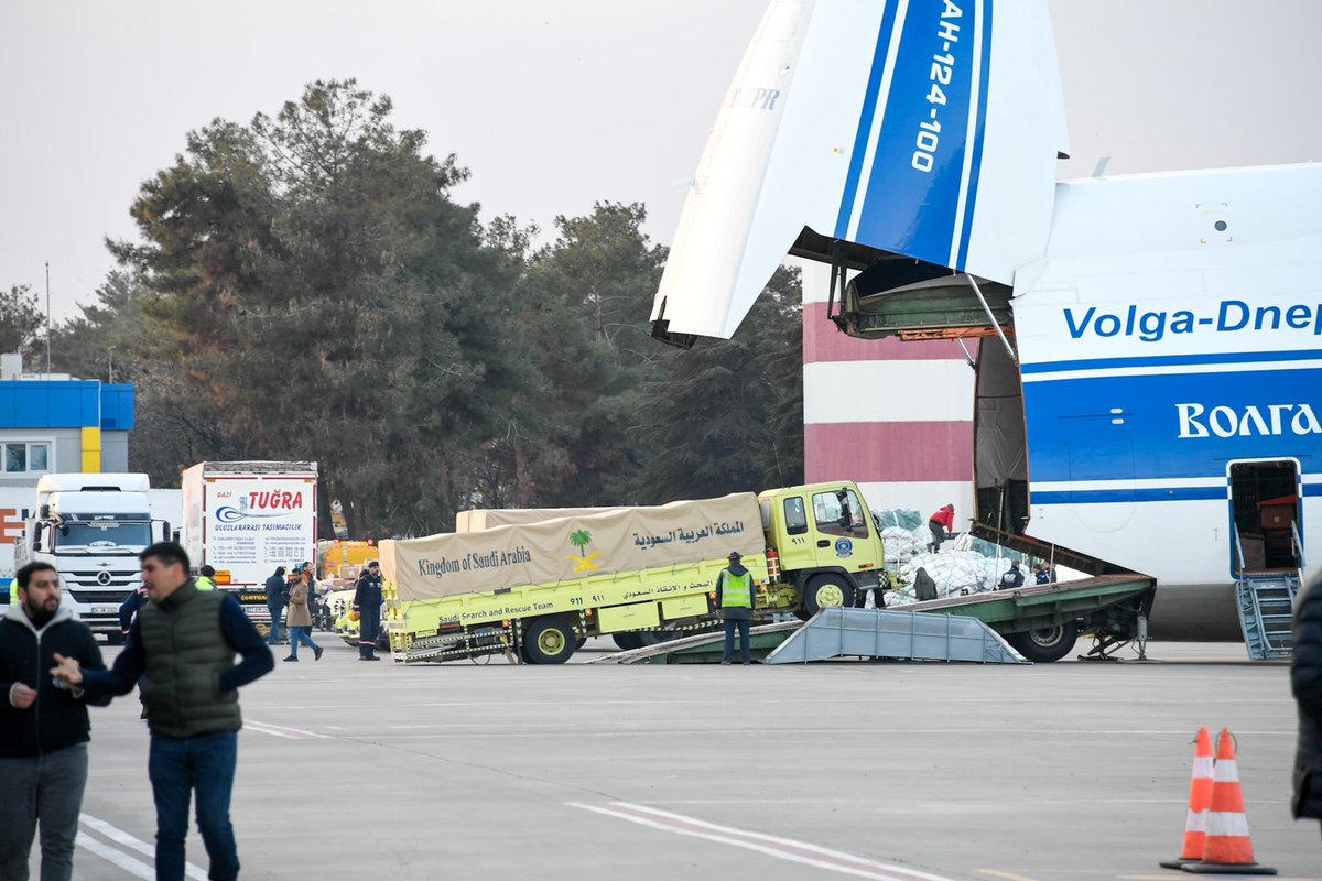 KSRelief_EN's tweet photo. The 4th and 5th Saudi relief planes arrive in Gaziantep Airport carrying the Saudi Search &amp; Rescue Team to help earthquake victims in Syria and Turkey https://t.co/OZig60Gixi