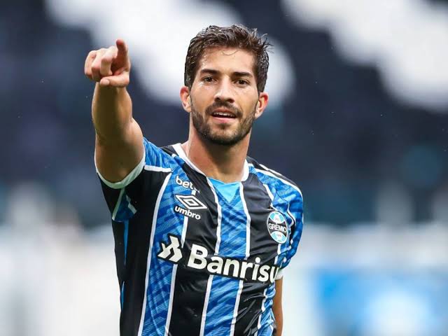 ZonaFutebol's tweet photo. Os você pudesse mandar somente um embora do Grêmio, qual mandaria? Comenta com a justificativa 👇 https://t.co/eXTO6ix5AN