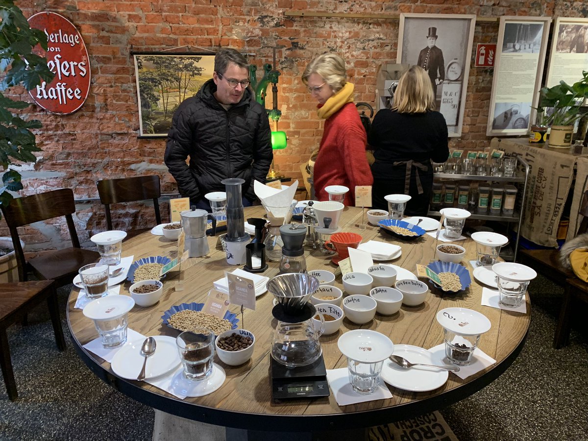 AlbertoGerosa's tweet photo. Platon oder Aristoteles? Verdi oder Wagner? Rom oder Mailand? Ab heute, nach dem Besuch vom #KaffeemuseumBurg in #Hamburg, kommt dazu die Frage: “Arabica oder Robusta?” ☕️ #museum #Verkostung #Kaffee #caffè #coffee #Speicherstadt #HH https://t.co/nUj2jkqH44