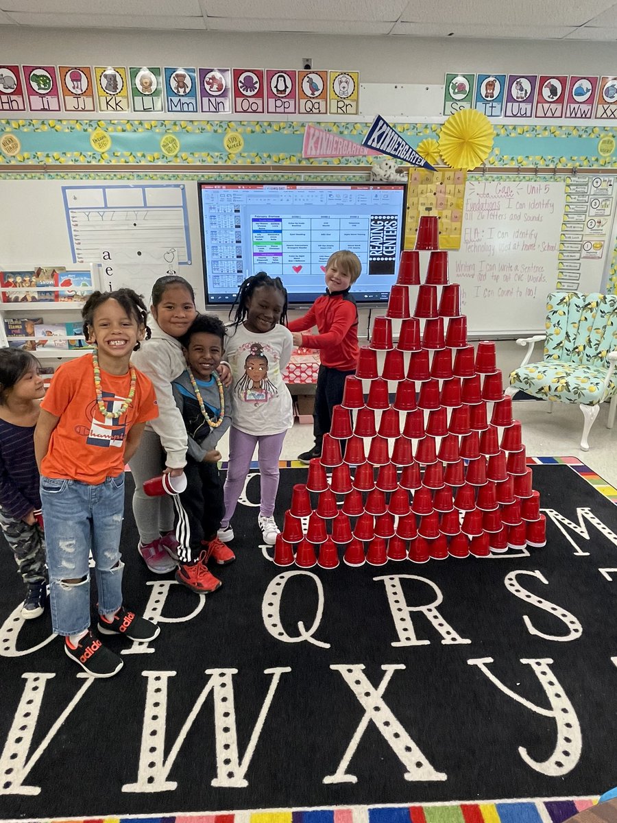 MissEmmaWade's tweet photo. 100 days of fun! Today we celebrated 100 days of growing our brains! 100 cups, 100 blow pop licks, 100 fruit loops and lots of laughs! 🍋💛 @BREMustangs #WeBelieveinBRE https://t.co/OfDc5NA2VZ