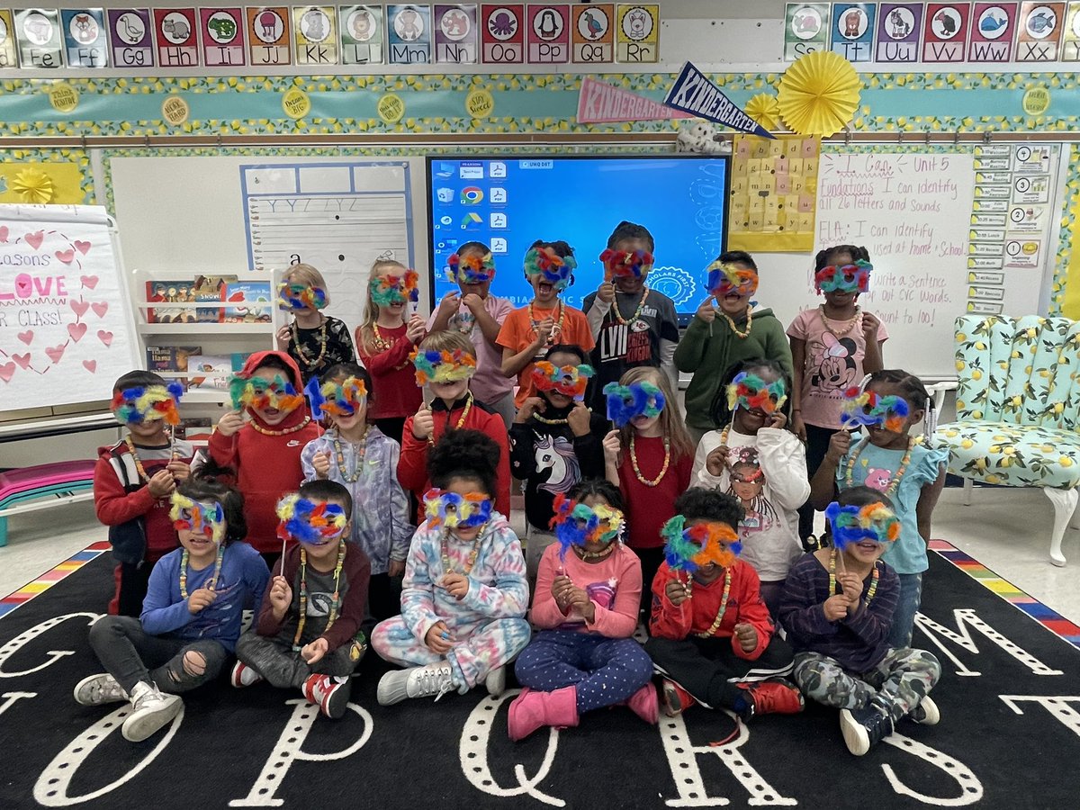 MissEmmaWade's tweet photo. 100 days of fun! Today we celebrated 100 days of growing our brains! 100 cups, 100 blow pop licks, 100 fruit loops and lots of laughs! 🍋💛 @BREMustangs #WeBelieveinBRE https://t.co/OfDc5NA2VZ