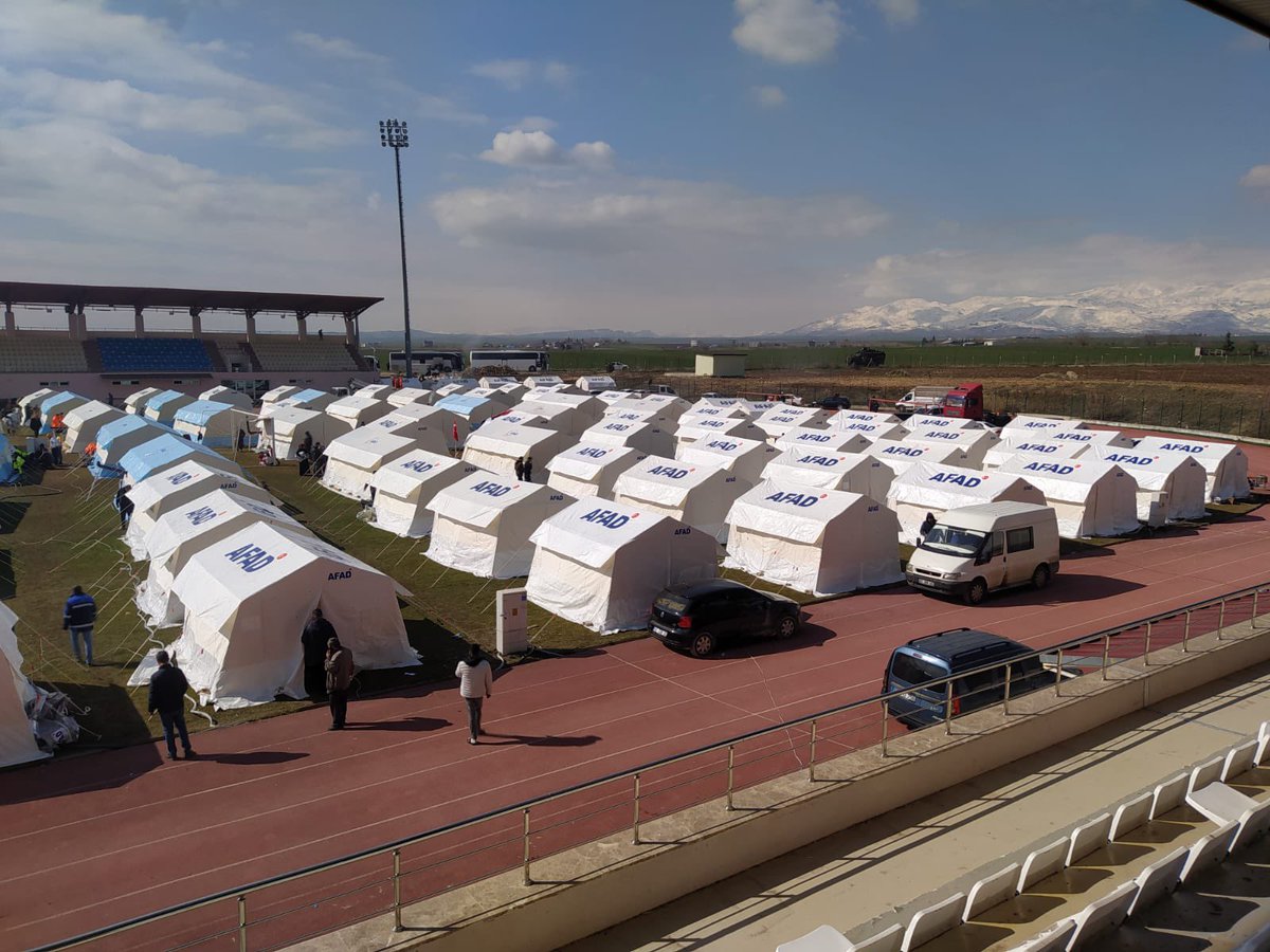 GlarungYedek's tweet photo. Adıyaman Üniversitesi kampüsünde çadır kent kurulmuş. Depremzede kardeşlerimiz için bir çok imkan var. Su, Elektrik ve Yemek üç öğün düzenli olarak veriliyormuş. Bu twit size ulaşırsa lütfen oraya gidin. https://t.co/ssXMPpVDyb