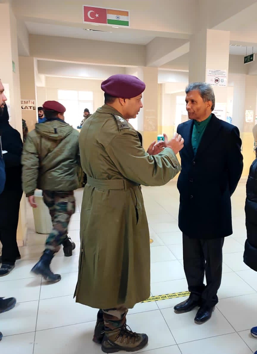 #OperationDost in full-swing 🇮🇳 Ambassador to 🇹🇷 Dr. Virander Paul with the Indian Army team of Field Hospital, Iskenderun, Hatay. Mobilised within hours of earthquakes, the hospital is treating hundreds of Turkish people daily. It is a remarkable symbol of Vasudhaiva Kutumbakam