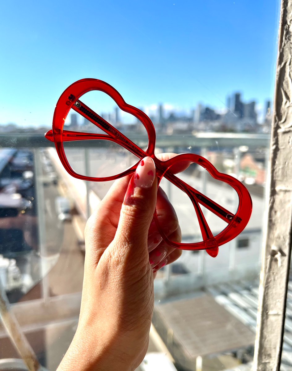 Valentine’s Day is around the corner and the @eyebuydirect Suki frames from the Eyewear Love collection are calling your name! 😍 Prescription, blue light or sunnies - customize to make them your own.