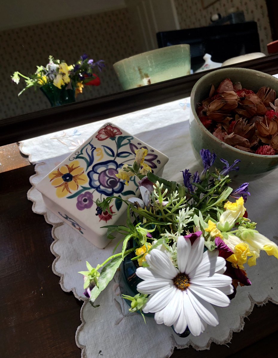 jillreidy's tweet photo. @365_in_2023 #365in2023 #365in2023dailyprompt #floralis #everpicturetellsastory Visiting mum in London she always put fresh flowers in bedroom from the garden. Day after my dad died and I raced down there, there the dressing table was empty. It was the saddest sight 😢 https://t.co/3Bhk9vwV2x