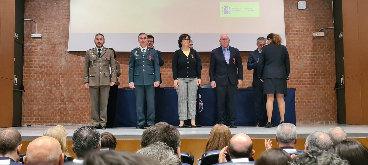 IGME1849's tweet photo. 🥳Estamos de celebración🥳 nuestra Nieves Sánchez, acaba de recibir la Medalla al Mérito de Protección Civil🥇por su gran labor en emergencias volcánicas🌋 y su participación en el Mecanismo Europeo de Protección Civil #MeritoProteccionCivil #IGME_CSIC. ¡¡Enhorabuena!!👏🏽👏🏽👏🏽👏🏽 https://t.co/cfqlgBRseJ