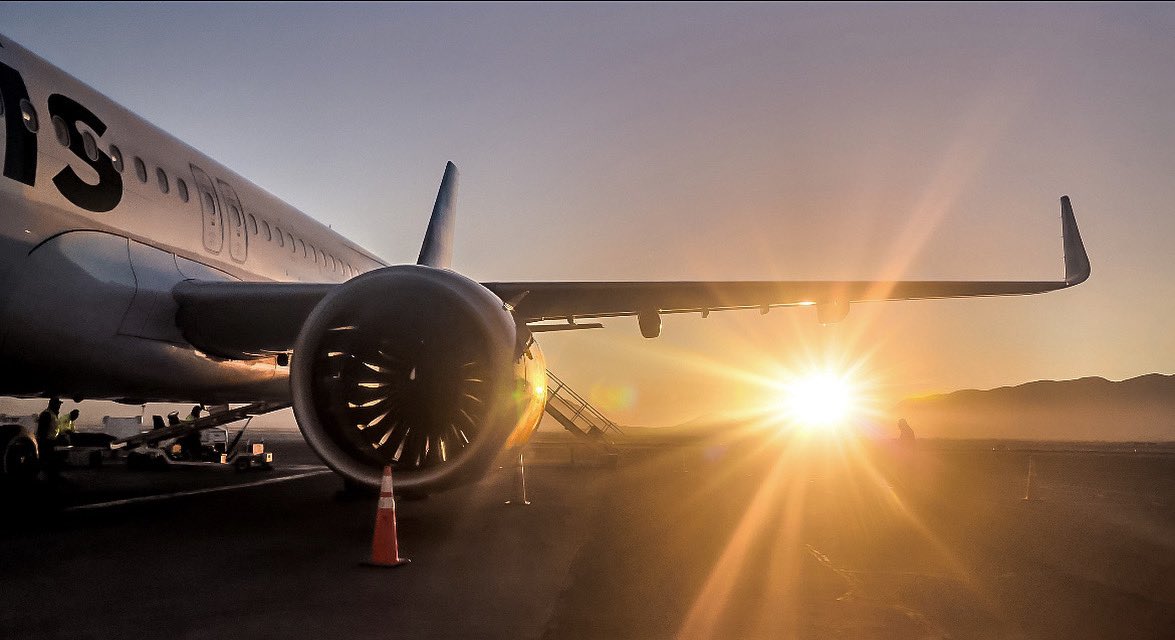 jedi_alex666's tweet image. Ganándole al sol @viajaVolaris #volaris #viajavolaris @OMAeropuertos @AeropuertoDeCUU