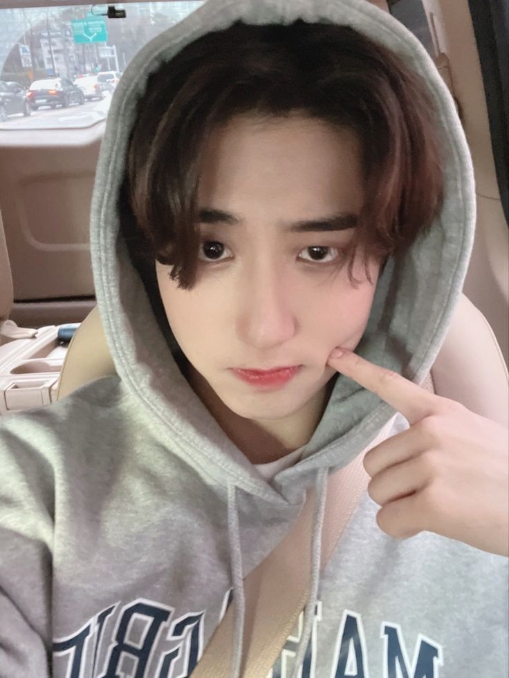 souldeep_end's tweet photo. 3racha au | i hate being alone.

onde jisung é novo na cidade e odeia ficar sozinho, mas se depara com uma escola cheia de grupinhos. 
ou
onde changbin e chan fazem amizade com garoto novo e o carregam como chaveiro pra todo canto. https://t.co/zOTqdnRwfn