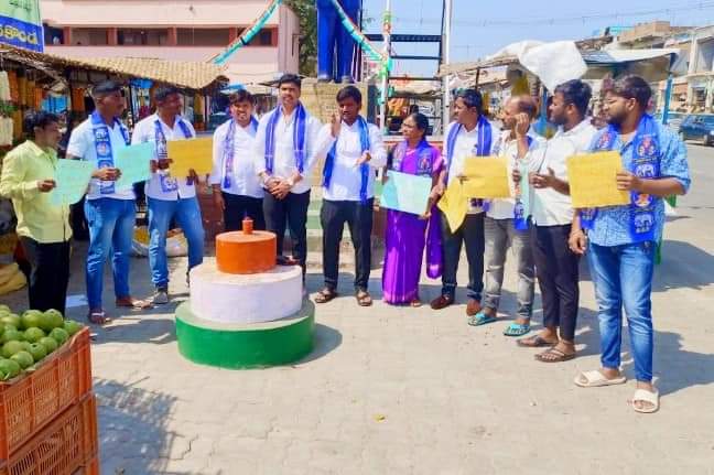 KrishnaAerra's tweet photo. హమారాప్రసాద్ #బాబాసాహెబ్_అంబేద్కర్ గారిపై చేసిన వాక్యాలని నిరసిస్తూ,వారిని దేశం నుండి బహిష్కరణ చెయ్యాలని కేంద్రం రాష్ట్ర ప్రభుత్వలను డిమాండ్ చేస్తూ #BSP ఆధ్వర్యంలో నిరసన కార్యక్రమం.
@TelanganaCMO @RSPraveenSwaero @ramjigautambsp @bsp_prabhakar
#saveconstitutionofindia https://t.co/0cU6cdXAjf