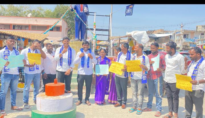 KrishnaAerra's tweet photo. హమారాప్రసాద్ #బాబాసాహెబ్_అంబేద్కర్ గారిపై చేసిన వాక్యాలని నిరసిస్తూ,వారిని దేశం నుండి బహిష్కరణ చెయ్యాలని కేంద్రం రాష్ట్ర ప్రభుత్వలను డిమాండ్ చేస్తూ #BSP ఆధ్వర్యంలో నిరసన కార్యక్రమం.
@TelanganaCMO @RSPraveenSwaero @ramjigautambsp @bsp_prabhakar
#saveconstitutionofindia https://t.co/0cU6cdXAjf
