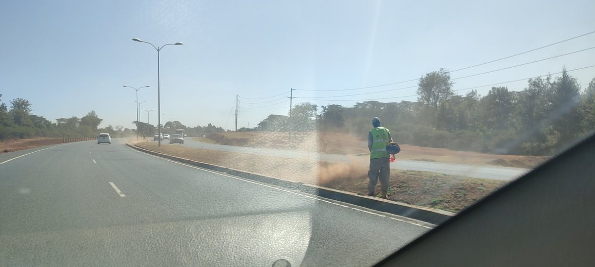 #KOT @KenyanTraffic @KeNHAKenya @Ma3Route @motoristsoffice @NemaKenya @TransportKE @RoadAlertsKE @roadsensekenya @PRSA_Roadsafety 📍Southernbypass, What are we mowing, where is the grass... dust? why are we destroying the struggling grass cover?,whoever is in charge.. 😡😡😡!!!