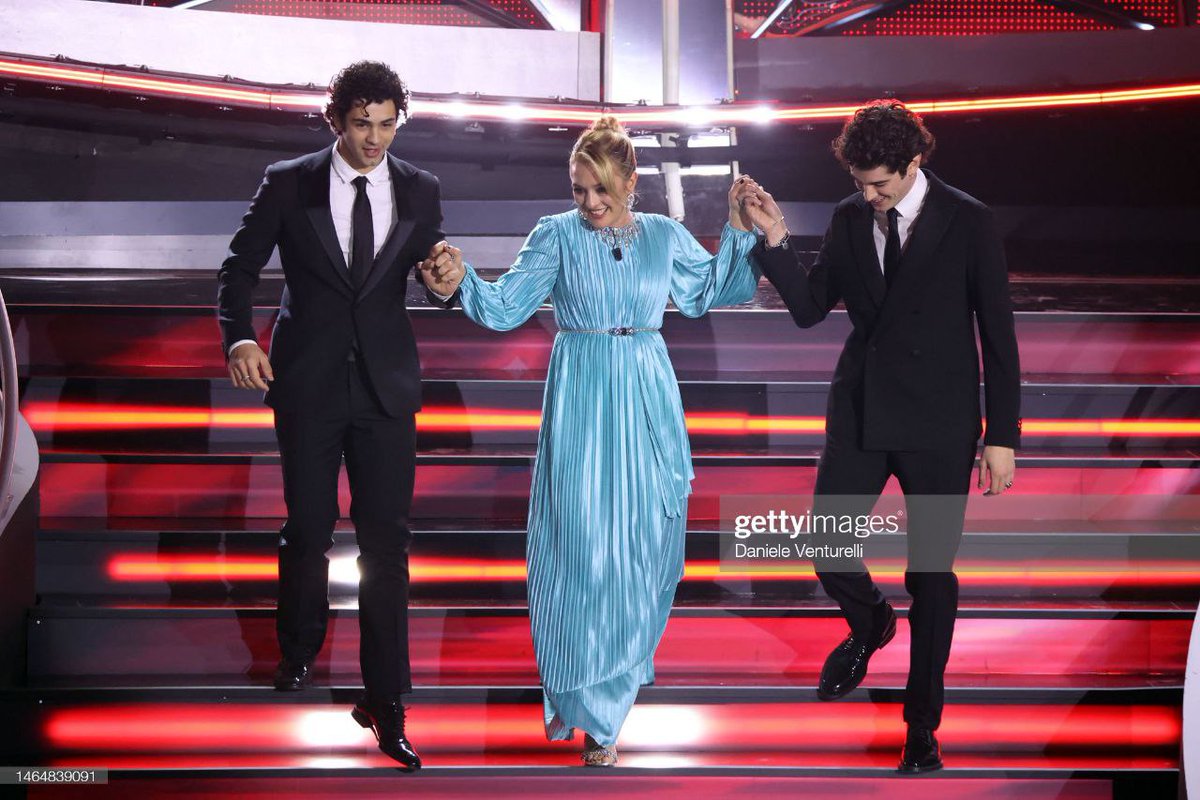handstomyxsel's tweet photo. carolina crescentini vivendo il mio sogno https://t.co/wHAutwuxBe