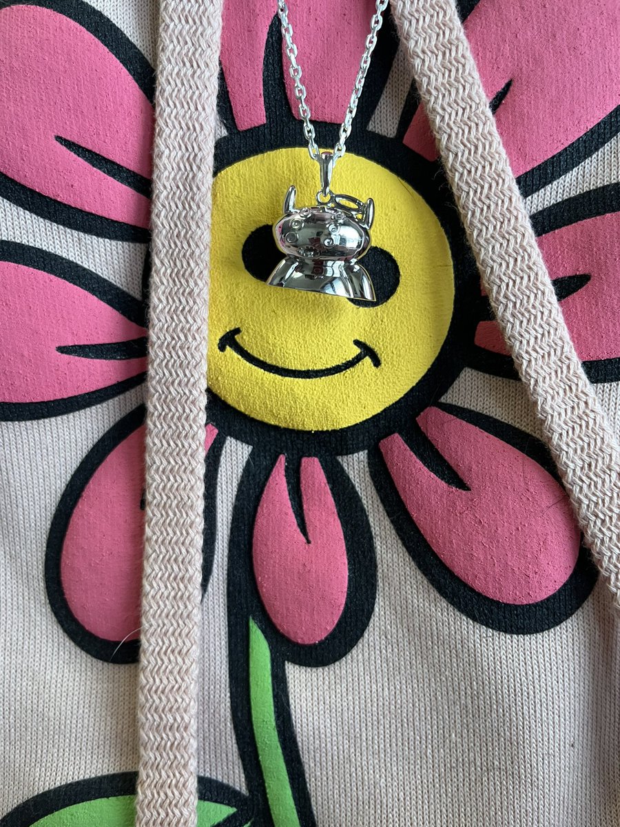 Look what came in the mail 👀

<a href="/alienfrens/">alien frens</a> x @BazJewelry 🖖

Thanks <a href="/Eljaboom/">Elja</a> for your 1/1 🙏

I’m so grateful to have gotten this through the Frens Marketplace 💜

Just look at that shine 🔥