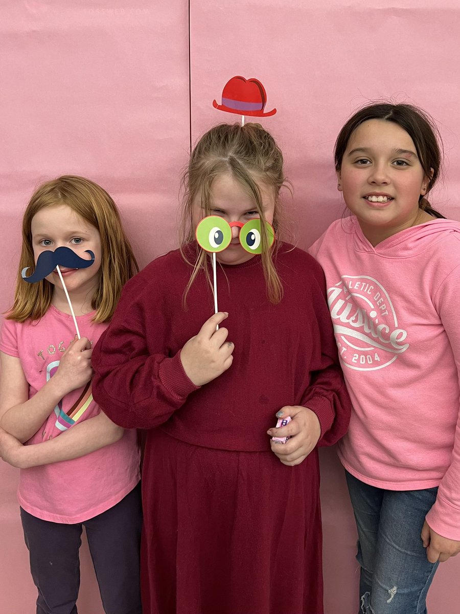 MrsJacksonMoore's tweet photo. Our caring party was filled with so much fun! 3rd graders enjoyed passing out cards &amp; treats, playing bingo and joining friends in our photo booth! @MooreDMPS #loveMoore #caring ❤️ https://t.co/9opg5qgDKi