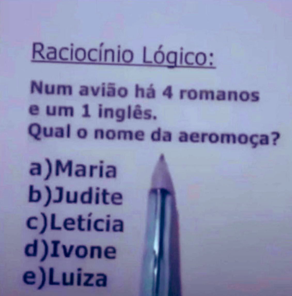 Qual o nome da aeromoça?