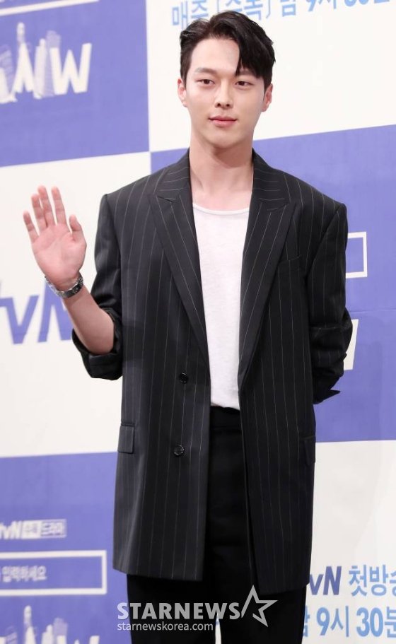 kiyongbrazil's tweet photo. [📰 | NEWS]  SERÁ QUE TÁ VINDO AI EIN?! 

#JangKiyong foi oferecido para liderar o próximo drama 'Not A Hero' pelo diretor de #SKYCastle #snowdrop e escritor de #IntrovertedBoss.  O ator vai ser dispensado no dia 22 de fevereiro! 🗣️💚
  
 #JANGKIYONG #JangKiYong #장기용 https://t.co/sUe65yvg6J