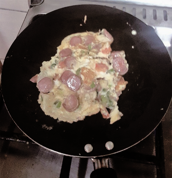 Yo hice unos bollos, como salieron deformes decidí que serían buenos como osos mamados. También huevito con vegetales y salchicha. . . creo que está un poquito pasado, pero está comestible.