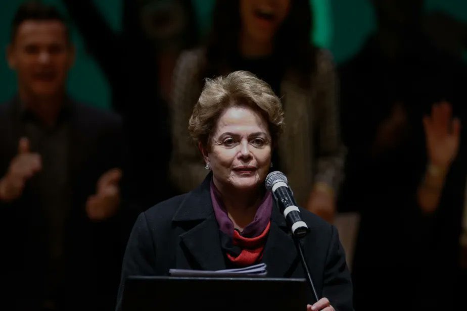 Volta triunfal de Dilma. A indicação para presidência dos BRICS têm uma enorme relevância internacional. Ela é uma ex-presidente do Brasil, braço-direito de Lula, assumindo a chefia do principal Bloco Não-Alinhado e Terceiro Mundista. Os BRICS representam 25% da economia mundial.