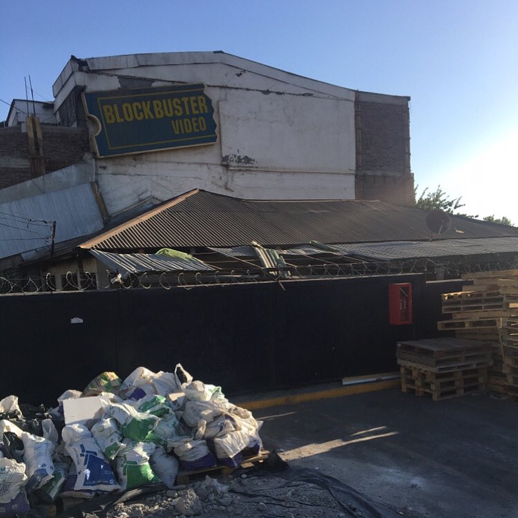 RobFuentesL's tweet image. Este clásico letrero de Blockbuster resiste el paso del tiempo en Las Rejas, casi esquina Alameda.
#Blockbuster #Blockbustervideo