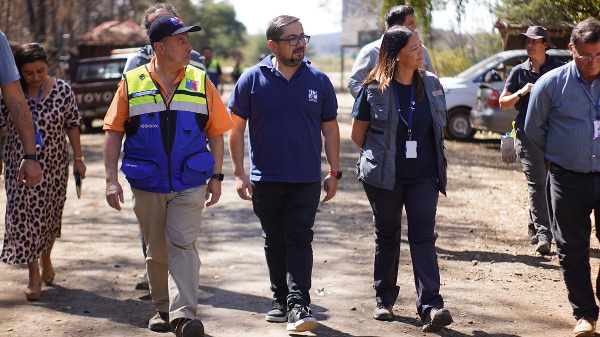 seremisalud8's tweet photo. 📍Hasta la Posta Rural Alhuelemu de la comuna de Mulchén, llegó la Subsecretaria de Redes Asistenciales (s) Fabiola Jaramillo y el Seremi de Salud, @EduardoBarraJ para levantar los requerimientos del personal de salud y entregar insumos médicos en beneficio de la comunidad. https://t.co/sjNxvkU2XI