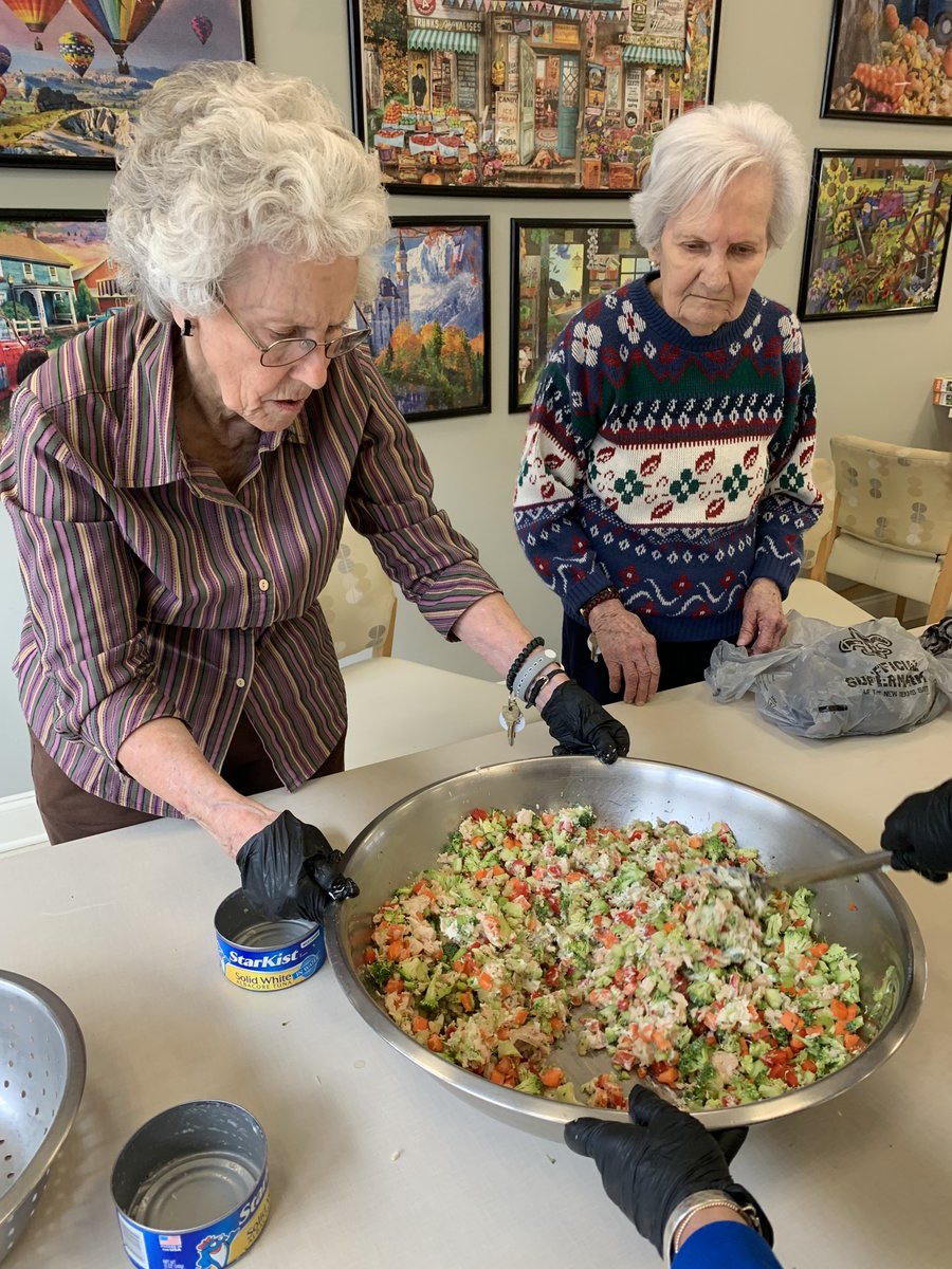 FrancoisBend's tweet photo. 2023 We have LEVELD UP! More Movement, Better Habits and Healthy Eating! Thank you Julie, for the education you are give the residents on the importance of health and wellness! Stay tuned for our next Cooking Class learning about charcuterie board!
#FrancoisBend  #gonzalesla https://t.co/R67rolqppb
