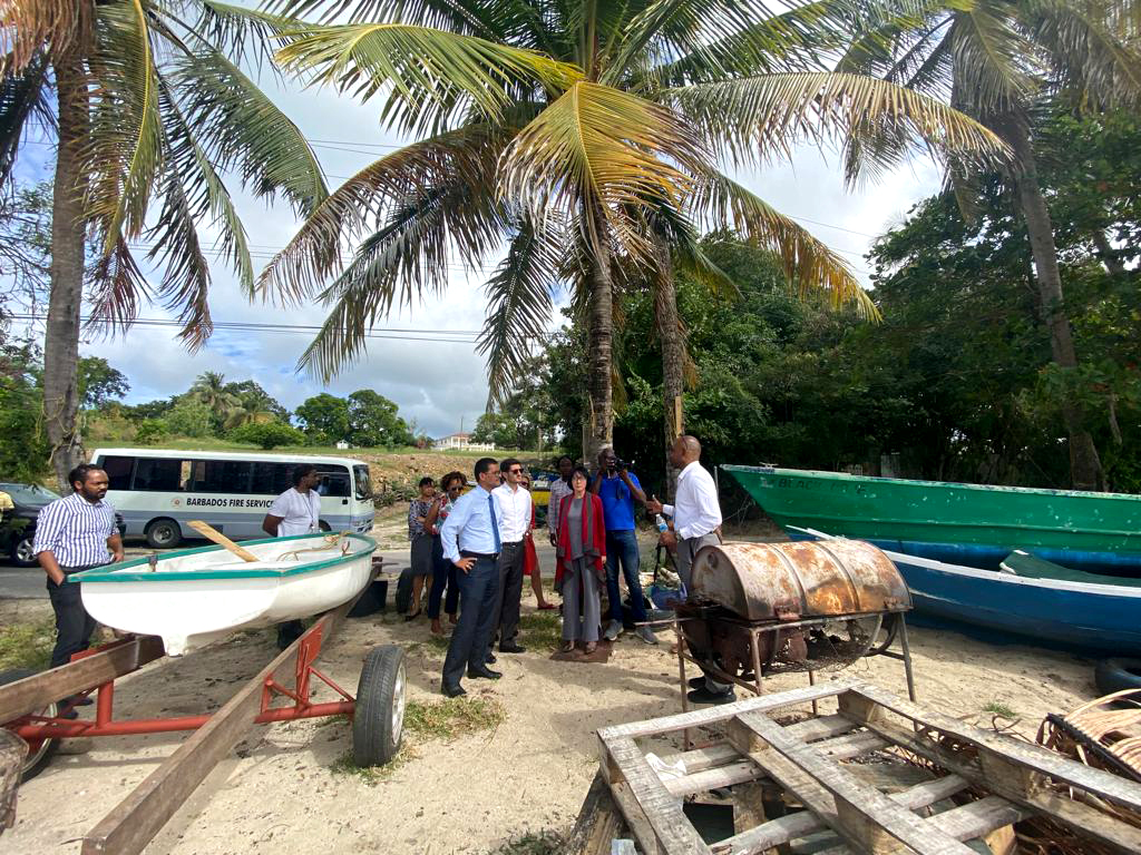 Today, @headUNDRR, alongside @rasalazar2 and @niankul23, went on a field visit guided by the Department of Emergency Management @dem_barbados to the #TsunamiReady recognition sites along the coast of #Barbados 🇧🇧 to observe the evacuation & alert measures of tsunamis. #EW4All