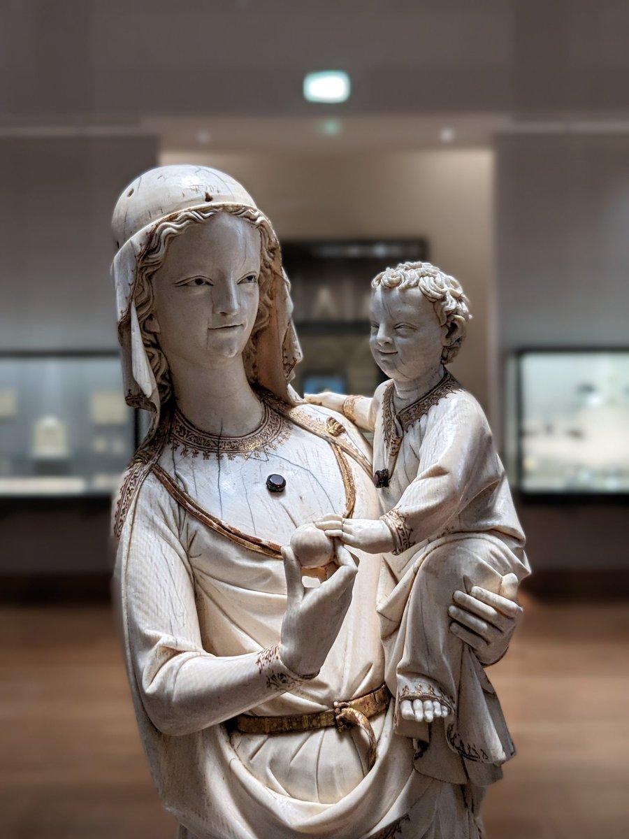 LavastreAntoine's tweet photo. La grâce incarnée. 

La Vierge de la Sainte-Chapelle au @MuseeLouvre, avant 1279. https://t.co/yo44jwwmoC