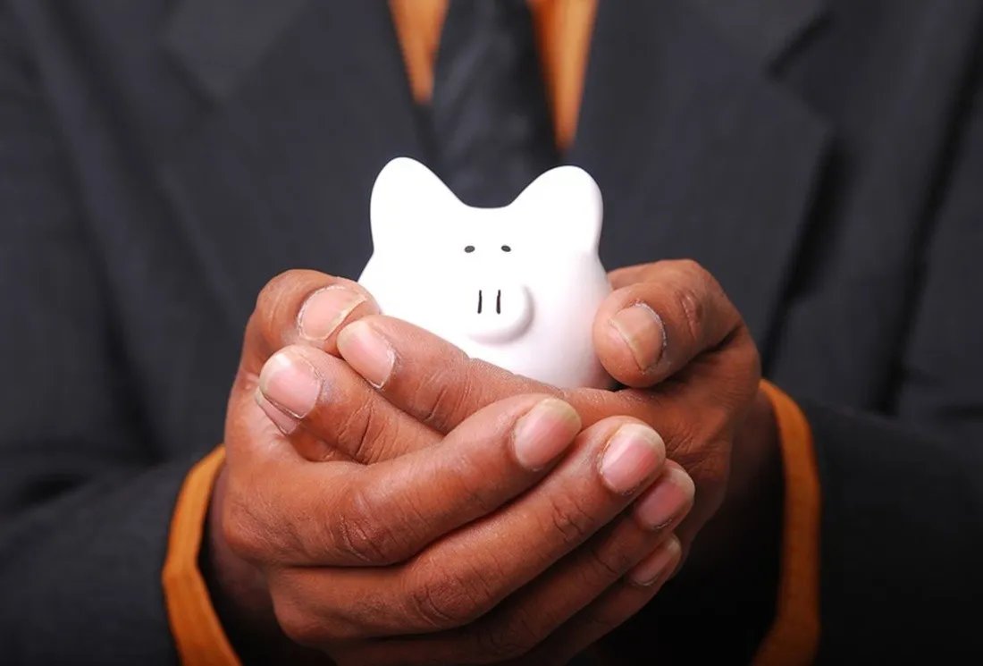 La disminución del #comerciointernacional y el aumento de precios trae consigo que se consuma menos por lo que las #empresas venden menos y recortan personal, lo que propicia la desaceleración económica entrando así un país en #recesión económica
mibolsillo.com/ahorro/Sorpres…