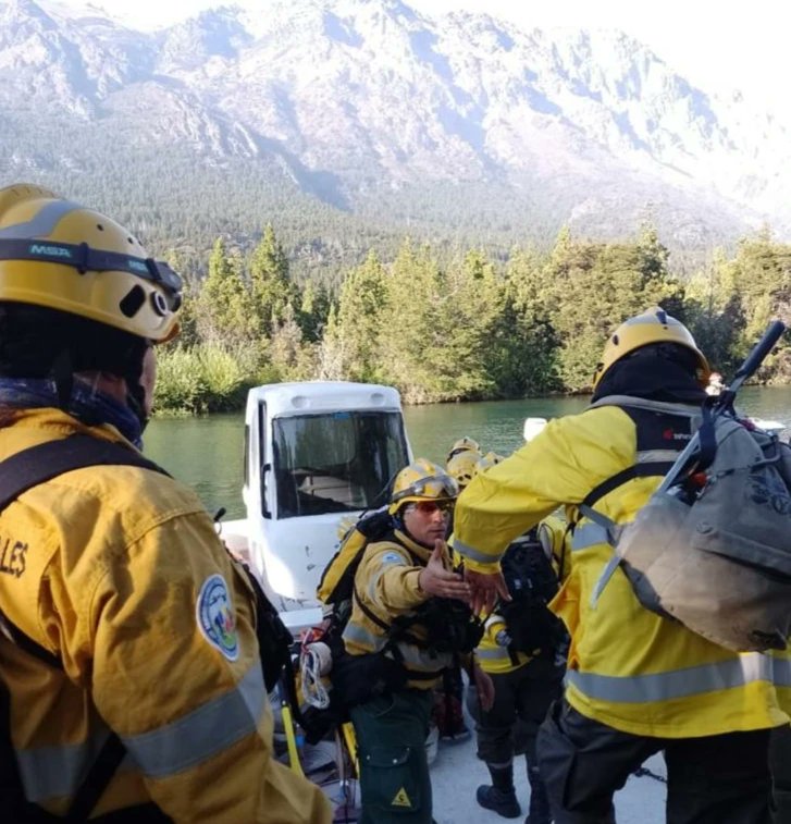 SanLuisLaCiudad's tweet photo. 💪Héroes puntanos: nuestros brigadistas combaten los incendios 

Destacamos su enorme colaboración y lucha contra los incendios forestales en la provincia de Chubut. ¡Gracias Héroes ! 😍🙌

#DefensaCivil https://t.co/lK5sBfApJd
