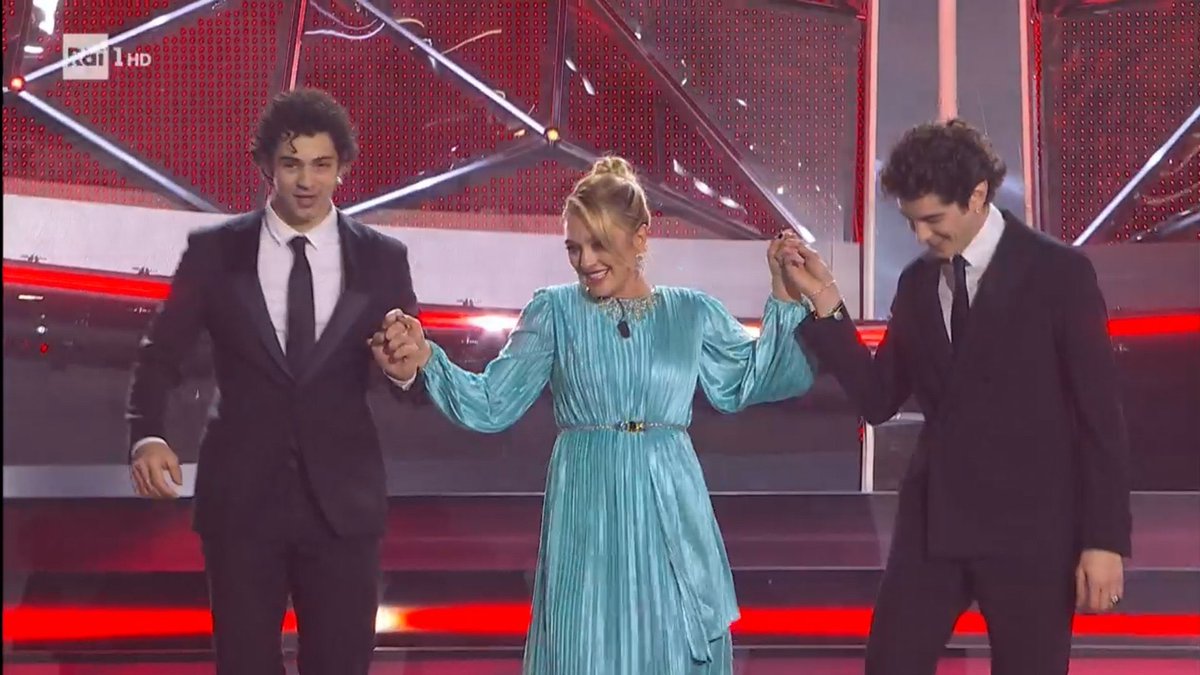 eu_phoriaa_'s tweet photo. CAROLINA CRESCENTINI VIVENDO IL SOGNO DI TUTTE NOI #sanremo23 https://t.co/IPWFHDSFTo