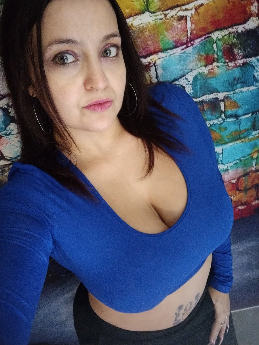 ERICKAJADE's tweet photo. Friday selfie! Excited because 2night I'm taking a family road trip 2 TJ 2 celebrate my baby cousin's birthday! #LASVEGAS #vegasgirl #greeneyes #momof4 #wifey #friyay #Virgo #tiger #702 #hoops #olivecomplexion #nofilter #friday #hashtagqueen #brunettes #iykyk #TJbound https://t.co/xIe3ZN4WVR