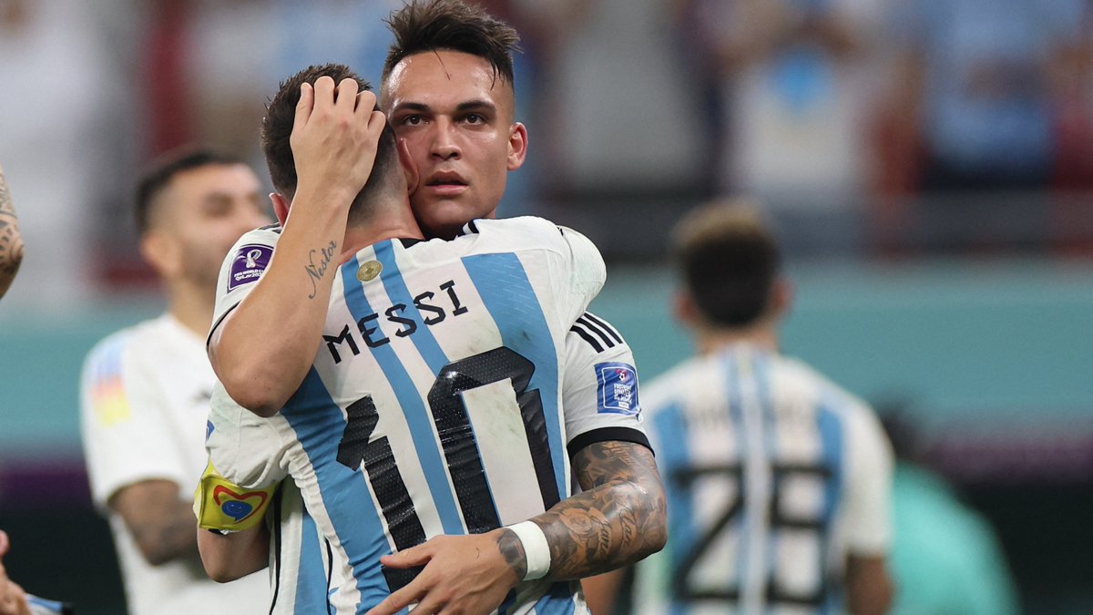 VSportsTM's tweet photo. "Los primeros partidos del Mundial los jugué infiltrado. Se me hacía difícil entrenar y patear. Lionel se acercó y me dijo que trate de curarme bien porque era importante para el grupo. Ahí dije que tenía que pensar en el equipo, no en mí".

Firma: Lautaro Martínez 🇦🇷, en ESPN. https://t.co/cKmUUSVePs