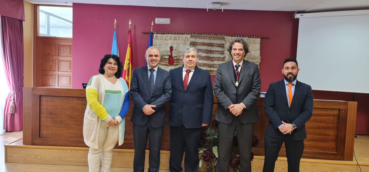 Disfrutando de la lectura de tesis doctoral en la Universidad de Santiago de Compostela. Acto académico solemne en compañía de grandes colegas y amigos <a href="/juanjnietom/">Juanjo Nieto</a> <a href="/Tributum_usal/">Tributum</a>